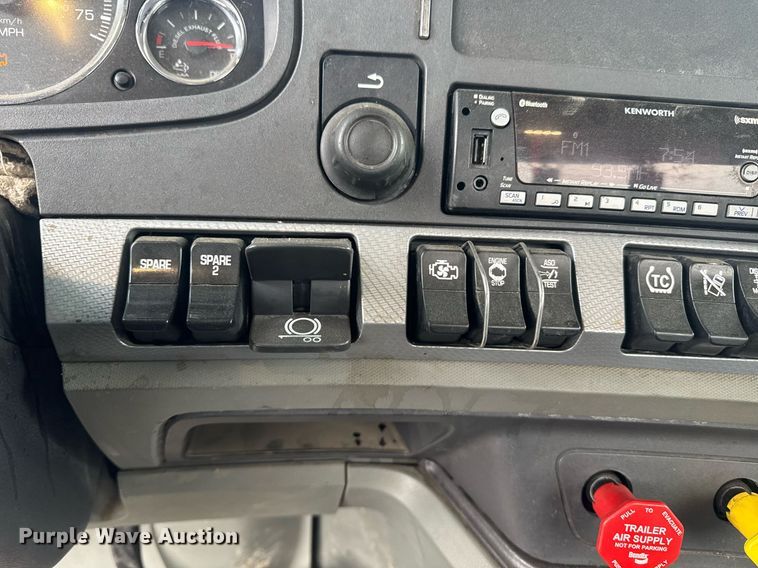 image for item DY7004 2021 Kenworth T880 semi truck