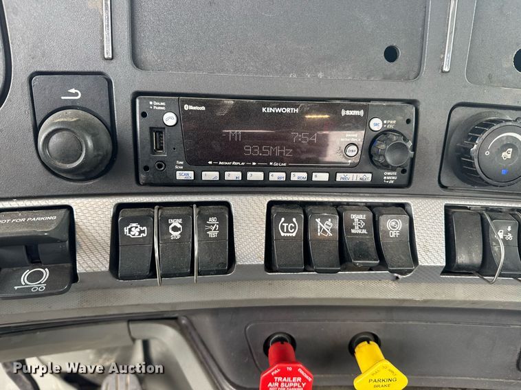 image for item DY7004 2021 Kenworth T880 semi truck