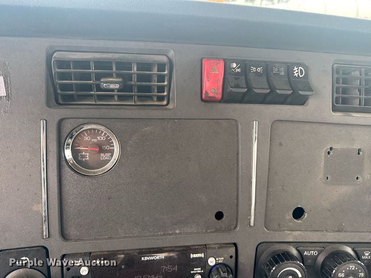 image for item DY7004 2021 Kenworth T880 semi truck