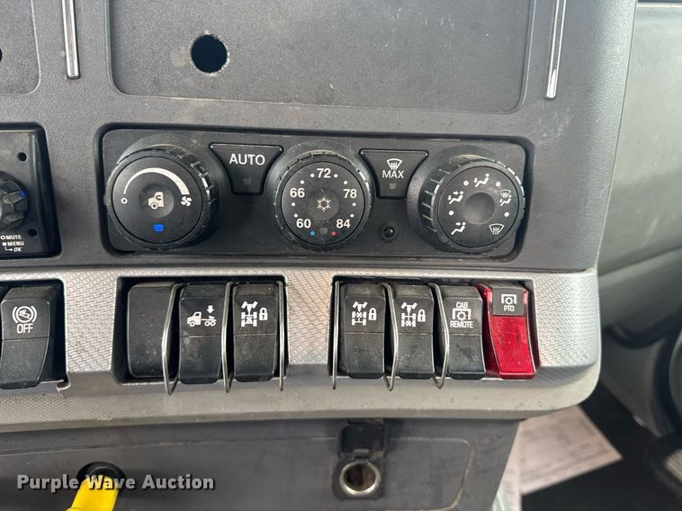 image for item DY7004 2021 Kenworth T880 semi truck