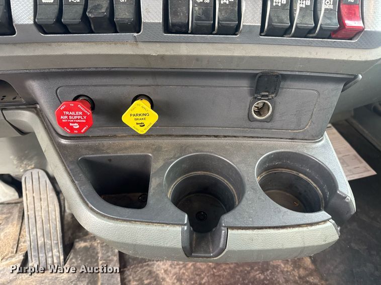 image for item DY7004 2021 Kenworth T880 semi truck