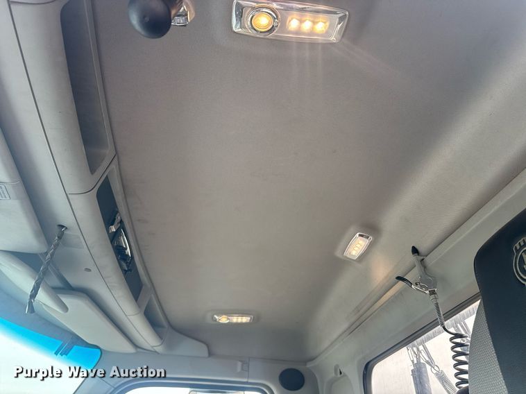 image for item DY7004 2021 Kenworth T880 semi truck