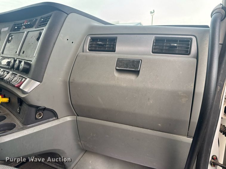 image for item DY7004 2021 Kenworth T880 semi truck