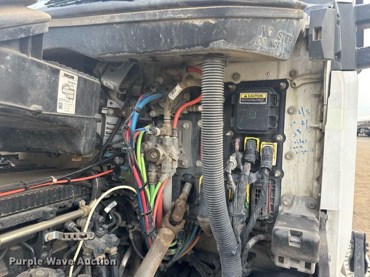 image for item DY7004 2021 Kenworth T880 semi truck