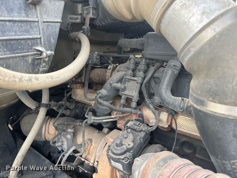 image for item DY7004 2021 Kenworth T880 semi truck