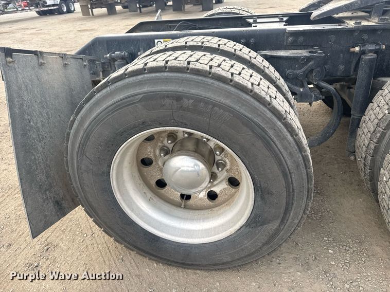 image for item DY7004 2021 Kenworth T880 semi truck