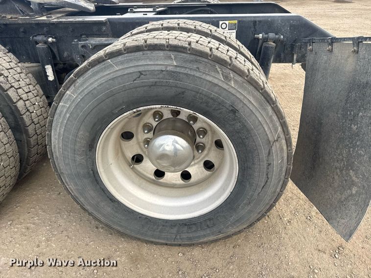 image for item DY7004 2021 Kenworth T880 semi truck