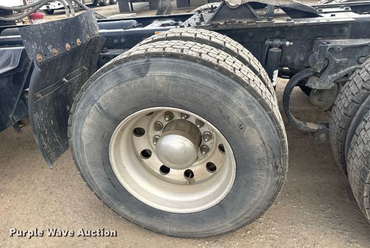 image for item DY7004 2021 Kenworth T880 semi truck