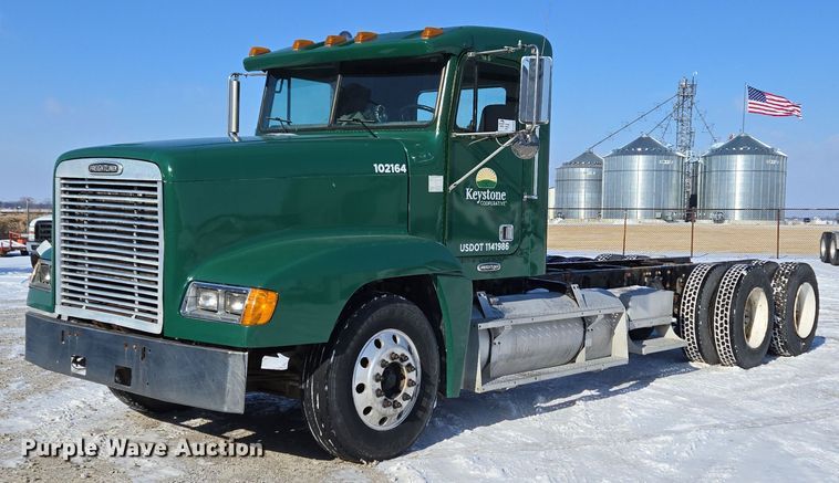 image for item EC3978 2002 Freightliner FLD120 truck cab and chassis