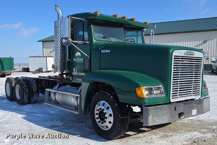 image for item EC3978 2002 Freightliner FLD120 truck cab and chassis