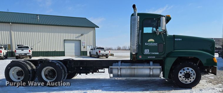 image for item EC3978 2002 Freightliner FLD120 truck cab and chassis