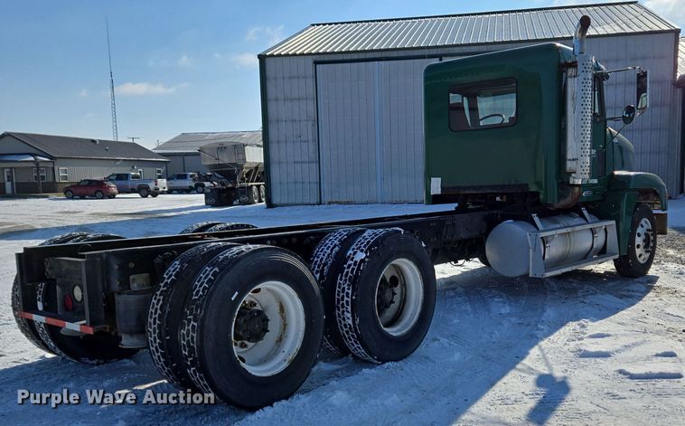 image for item EC3978 2002 Freightliner FLD120 truck cab and chassis