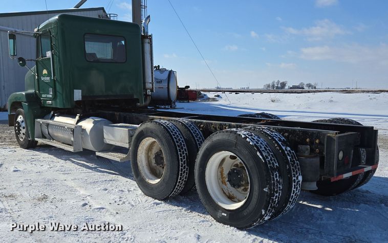 image for item EC3978 2002 Freightliner FLD120 truck cab and chassis