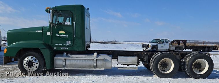 image for item EC3978 2002 Freightliner FLD120 truck cab and chassis