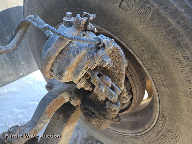 image for item EC3978 2002 Freightliner FLD120 truck cab and chassis