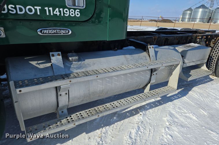 image for item EC3978 2002 Freightliner FLD120 truck cab and chassis