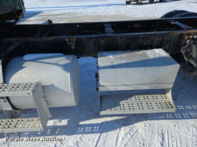 image for item EC3978 2002 Freightliner FLD120 truck cab and chassis