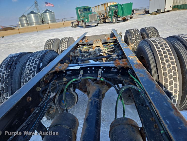 image for item EC3978 2002 Freightliner FLD120 truck cab and chassis