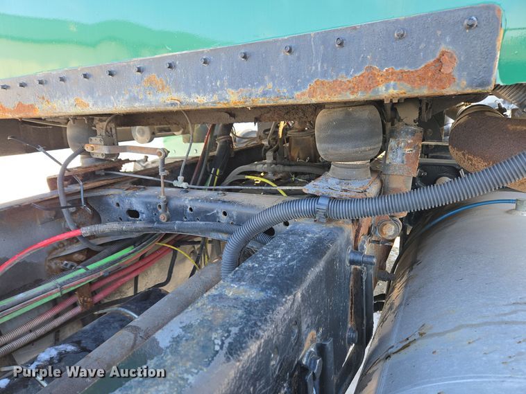 image for item EC3978 2002 Freightliner FLD120 truck cab and chassis