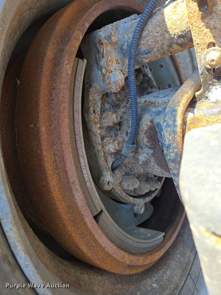 image for item EC3978 2002 Freightliner FLD120 truck cab and chassis