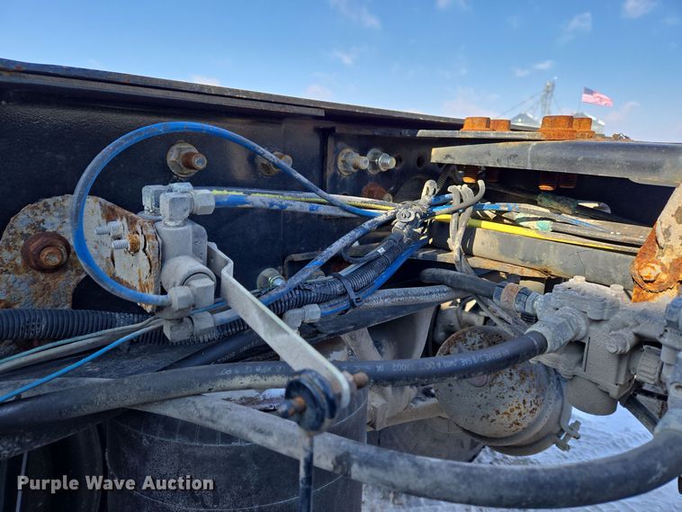 image for item EC3978 2002 Freightliner FLD120 truck cab and chassis