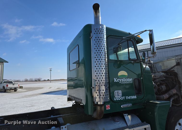 image for item EC3978 2002 Freightliner FLD120 truck cab and chassis