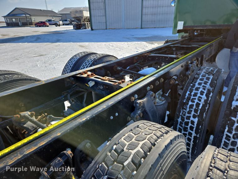 image for item EC3978 2002 Freightliner FLD120 truck cab and chassis