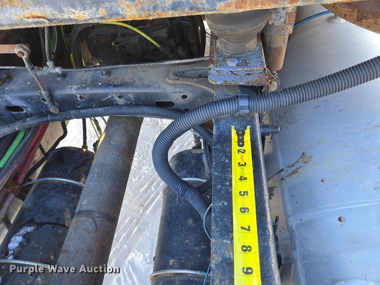 image for item EC3978 2002 Freightliner FLD120 truck cab and chassis