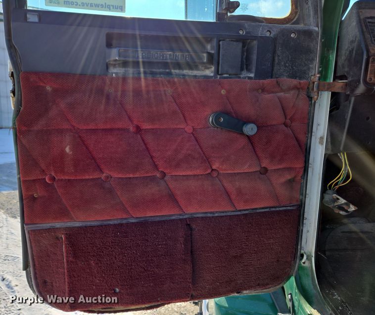 image for item EC3978 2002 Freightliner FLD120 truck cab and chassis