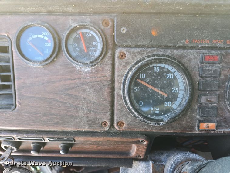 image for item EC3978 2002 Freightliner FLD120 truck cab and chassis