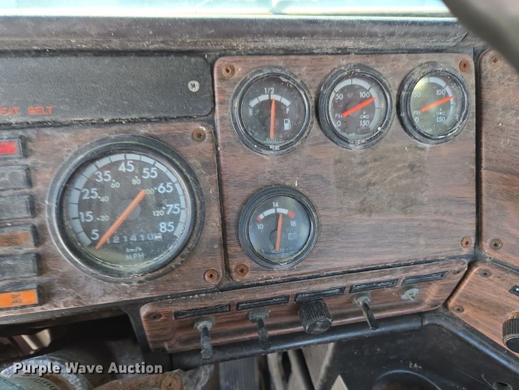 image for item EC3978 2002 Freightliner FLD120 truck cab and chassis