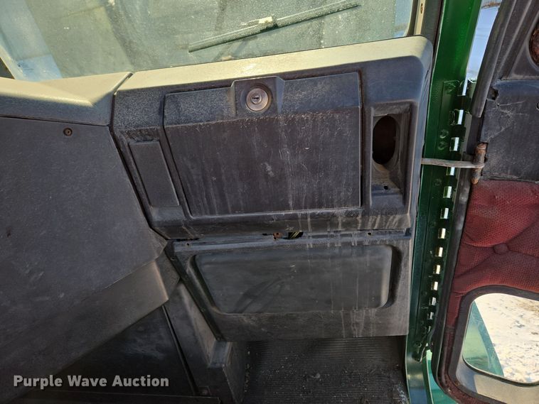 image for item EC3978 2002 Freightliner FLD120 truck cab and chassis