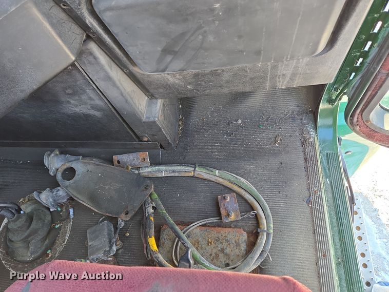 image for item EC3978 2002 Freightliner FLD120 truck cab and chassis