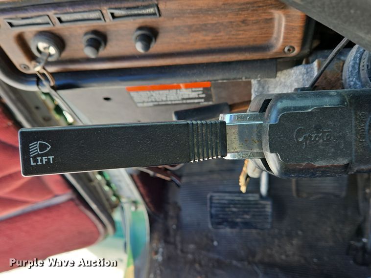 image for item EC3978 2002 Freightliner FLD120 truck cab and chassis