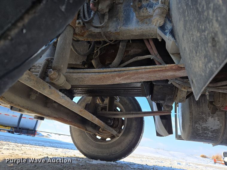 image for item EC3978 2002 Freightliner FLD120 truck cab and chassis