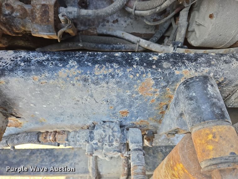 image for item EC3978 2002 Freightliner FLD120 truck cab and chassis