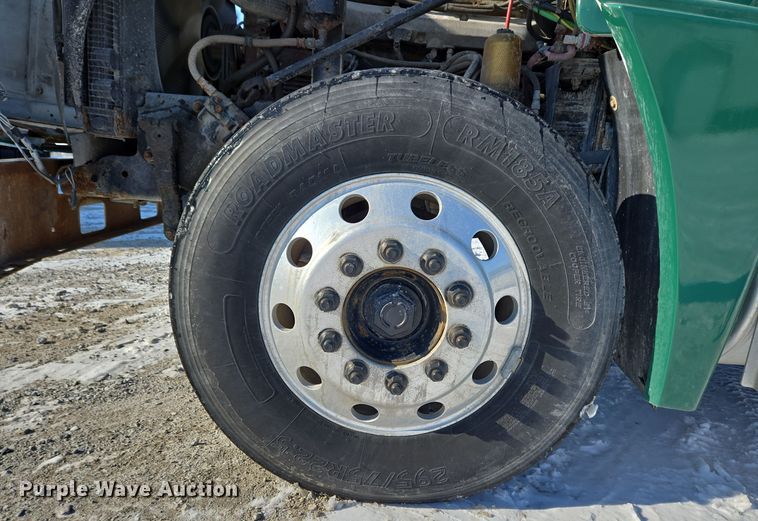 image for item EC3978 2002 Freightliner FLD120 truck cab and chassis