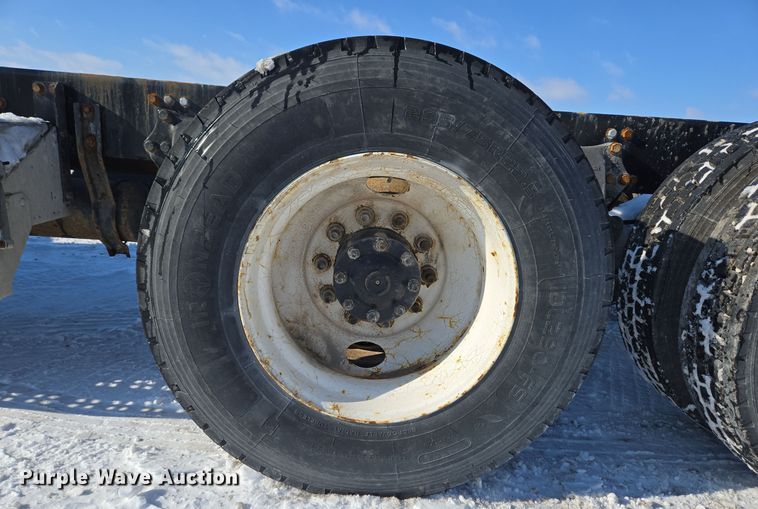 image for item EC3978 2002 Freightliner FLD120 truck cab and chassis