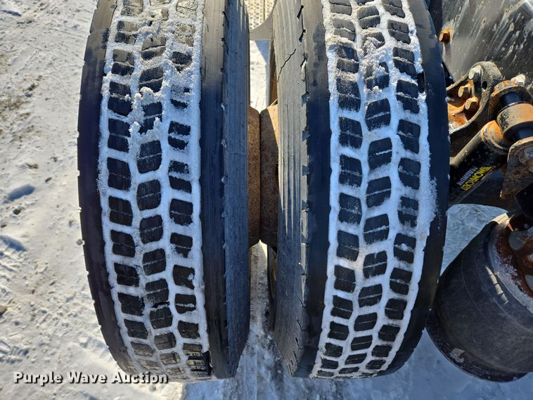 image for item EC3978 2002 Freightliner FLD120 truck cab and chassis