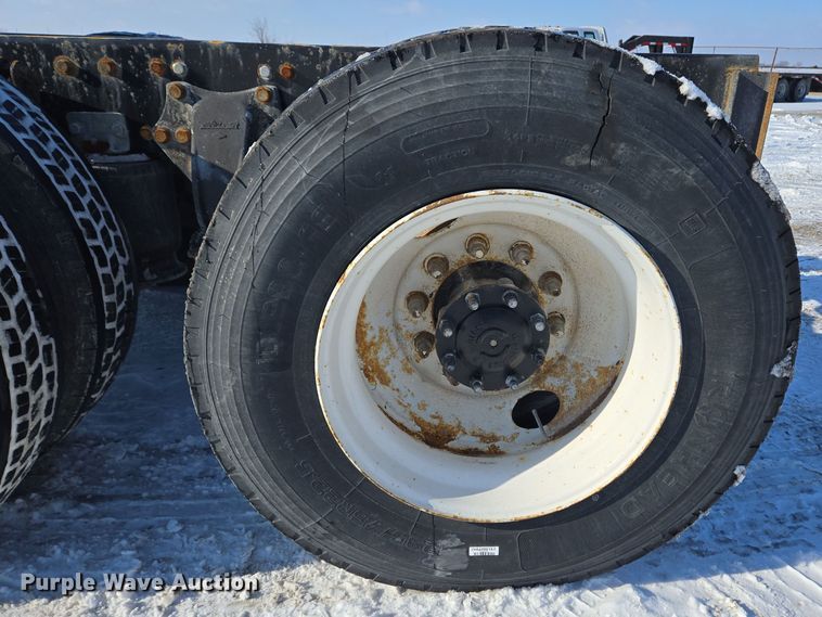 image for item EC3978 2002 Freightliner FLD120 truck cab and chassis