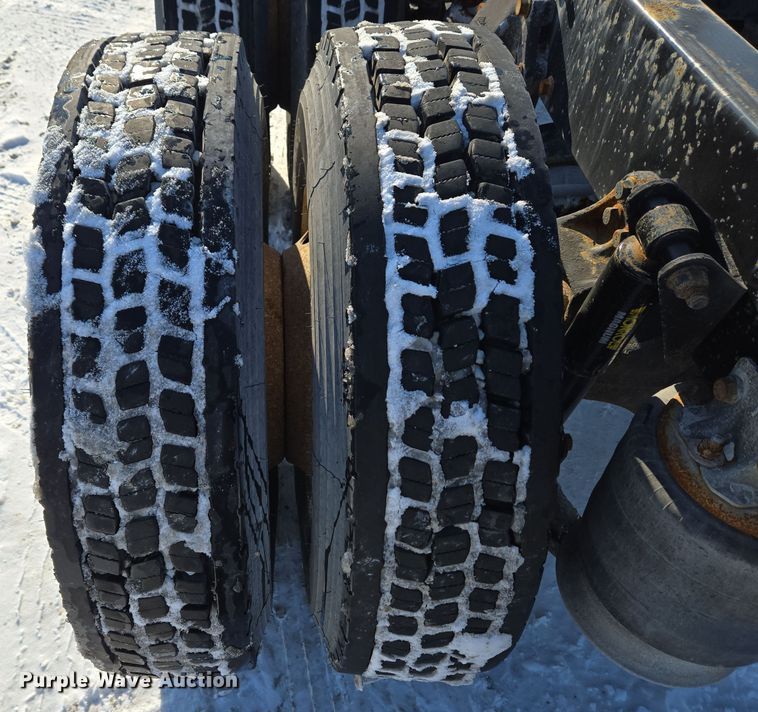 image for item EC3978 2002 Freightliner FLD120 truck cab and chassis