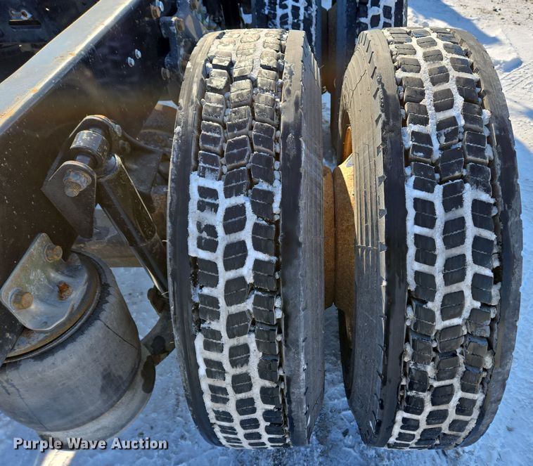 image for item EC3978 2002 Freightliner FLD120 truck cab and chassis