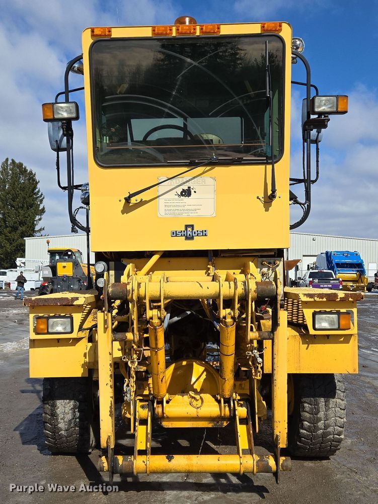 image for item EC4014 1999 Oshkosh H-2718B sweeper