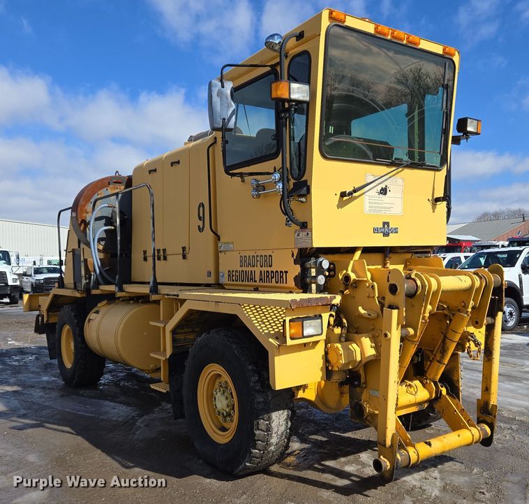 image for item EC4014 1999 Oshkosh H-2718B sweeper