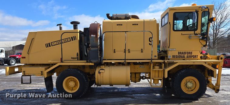 image for item EC4014 1999 Oshkosh H-2718B sweeper