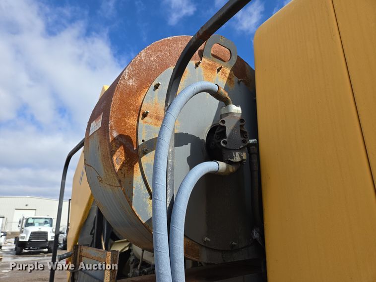 image for item EC4014 1999 Oshkosh H-2718B sweeper