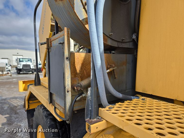 image for item EC4014 1999 Oshkosh H-2718B sweeper