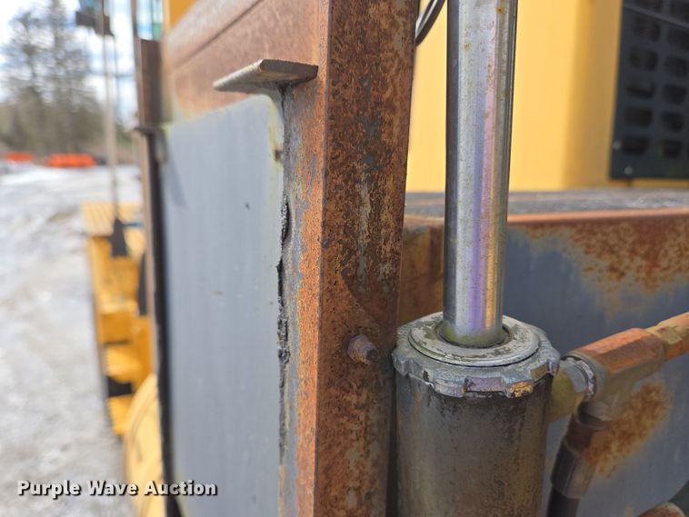 image for item EC4014 1999 Oshkosh H-2718B sweeper