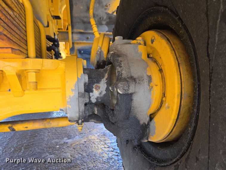 image for item EC4014 1999 Oshkosh H-2718B sweeper