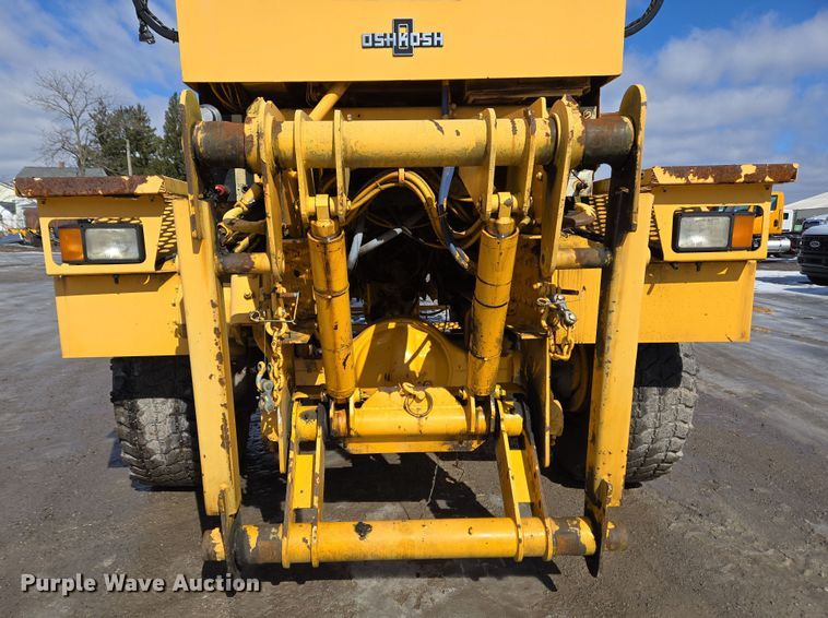 image for item EC4014 1999 Oshkosh H-2718B sweeper